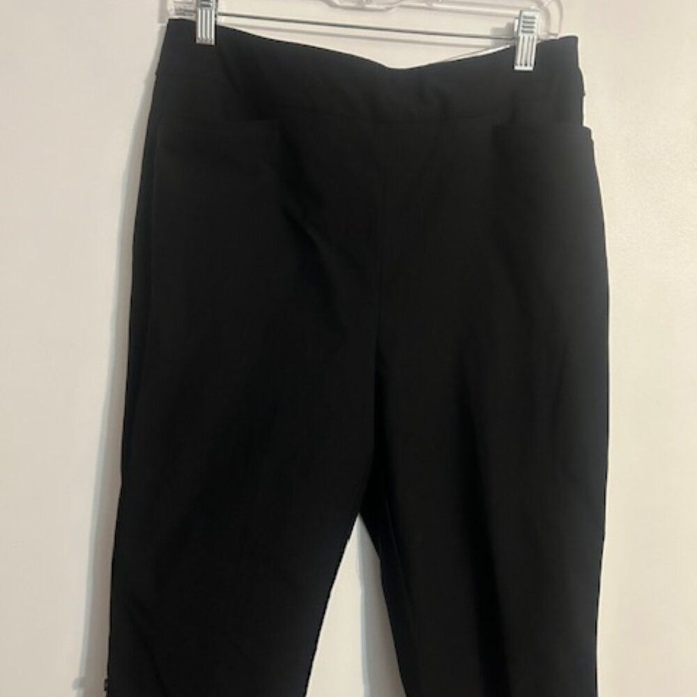 Chico's Black So Slimming Brigitte button hem slim capri's, size 1/8